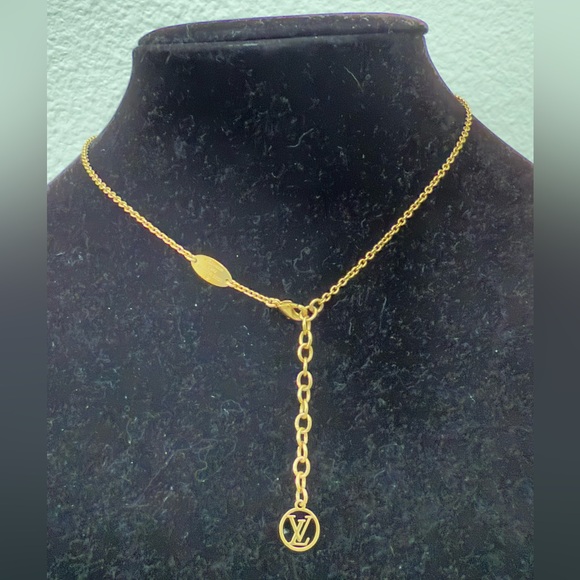 LOUIS VUITTON Essential V Gold Tone Necklace - Picture 4 of 8